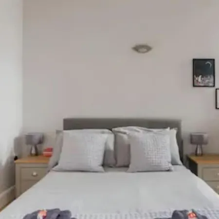 Ferienhaus Spacious With Free Parking *