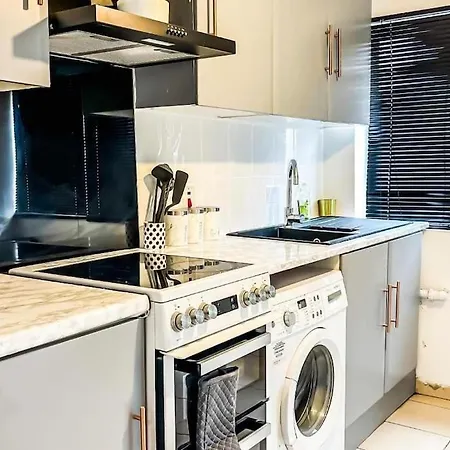 Ferienhaus Spacious With Free Parking London Borough of Croydon