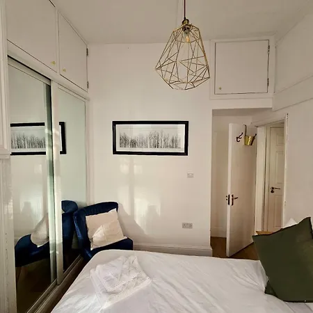 Modern Flat In Victorian West Kensington Mansion Apartment London