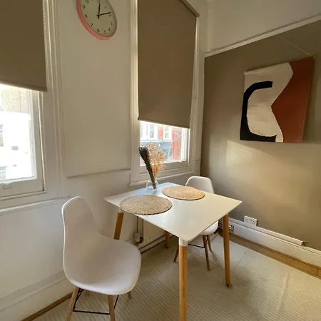 Modern Flat In Victorian West Kensington Mansion London