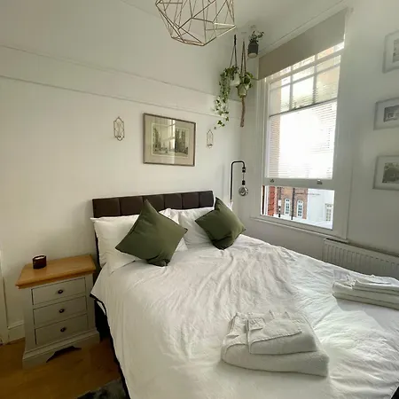 Modern Flat In Victorian West Kensington Mansion