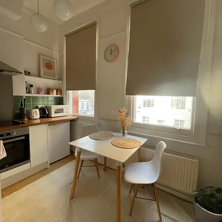 Modern Flat In Victorian West Kensington Mansion Apartment London