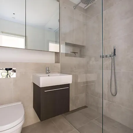 The Tree House 2 Bedroom By Hyde Park