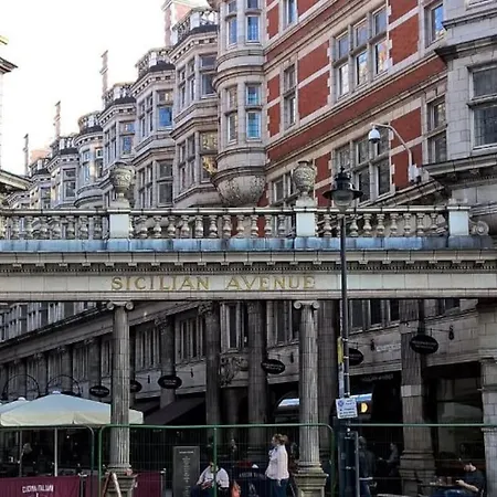 Holborn Home: Find Iconic * London