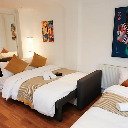 New Luxury In Location Next To Shops, Cafes, Bars & Metro Apartamento