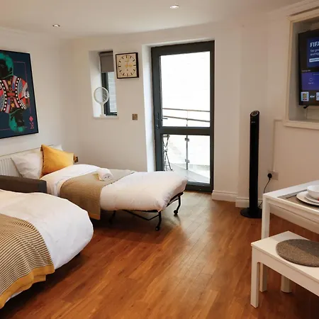 New Luxury In Location Next To Shops, Cafes, Bars & Metro * Londres