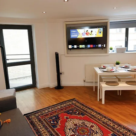 New Luxury In Location Next To Shops, Cafes, Bars & Metro *