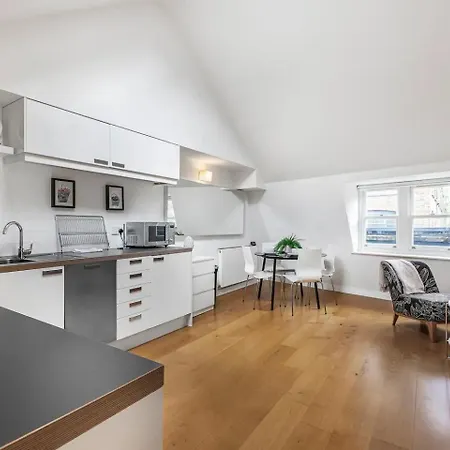Pass The Keys Barbican Gem Daire *