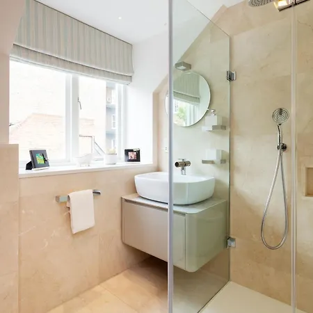 Veeve - Lavish And Luxe * London