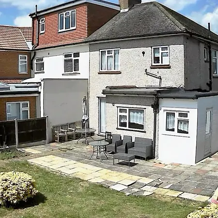 Barking House Sleeps 11 - Parking - Train Tube - Airport Holiday home *