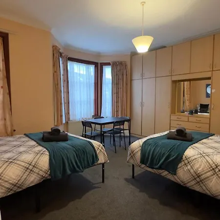 25 Minutes To 35 Guest house *