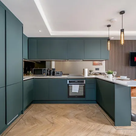 Skyvillion - Cozy Large 4 & 1 Bed In Enfield, Mins To Tube Station, Free Wi-fi *