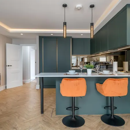 Skyvillion - Cozy Large 4 & 1 Bed In Enfield, Mins To Tube Station, Free Wi-fi Apartment