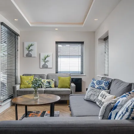 Apartment Skyvillion - Cozy Large 4 & 1 Bed In Enfield, Mins To Tube Station, Free Wi-fi London