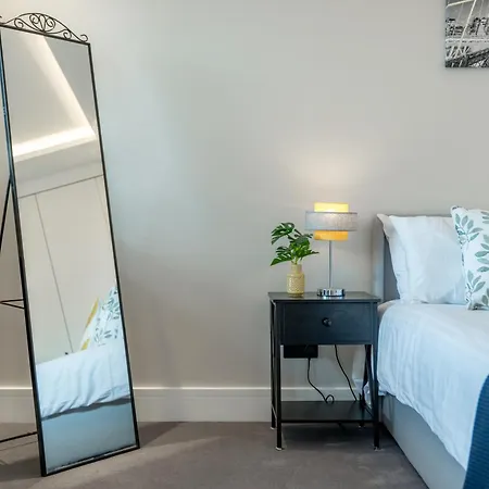 Skyvillion - Cozy Large 4 & 1 Bed In Enfield, Mins To Tube Station, Free Wi-fi *