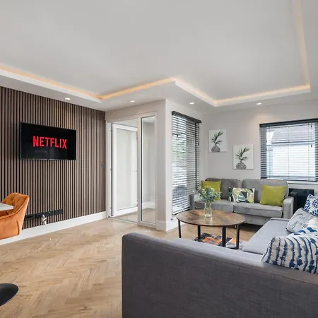 Skyvillion - Cozy Large 4 & 1 Bed In Enfield, Mins To Tube Station, Free Wi-fi * London