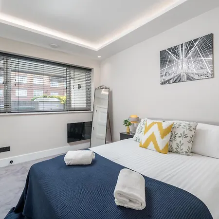 Skyvillion - Cozy Large 4 & 1 Bed In Enfield, Mins To Tube Station, Free Wi-fi