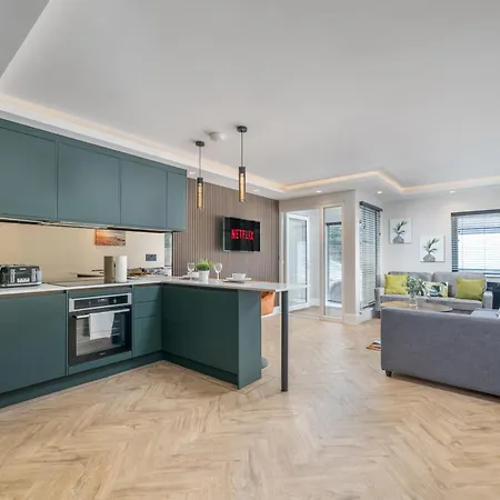 Skyvillion - Cozy Large 4 & 1 Bed In Enfield, Mins To Tube Station, Free Wi-fi * London