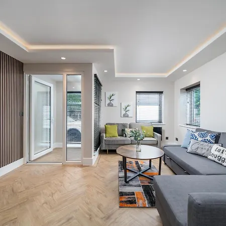 Skyvillion - Cozy Large 4 & 1 Bed In Enfield, Mins To Tube Station, Free Wi-fi Apartment London