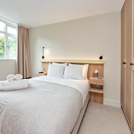 Luxury Designer Flat In Putney By Underthedoormat * ロンドン