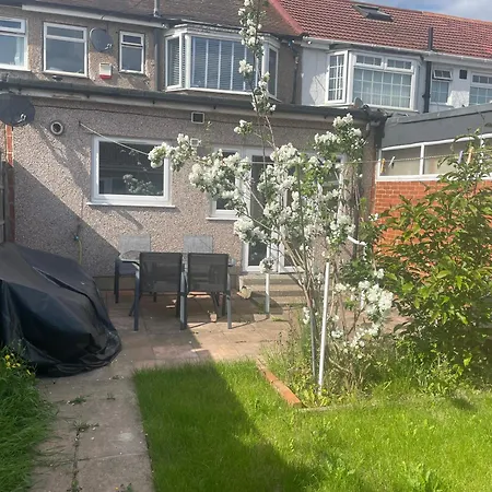 Garden Nr Heathrow Airport & Elizabeth Line Train Station With Parking For 2 Cars