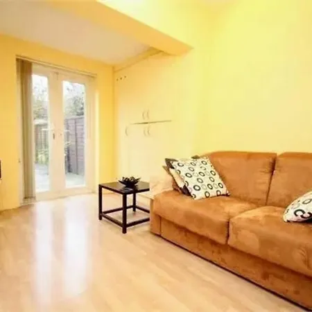 Apartment Ground Floor 3 Bedroom Flat London