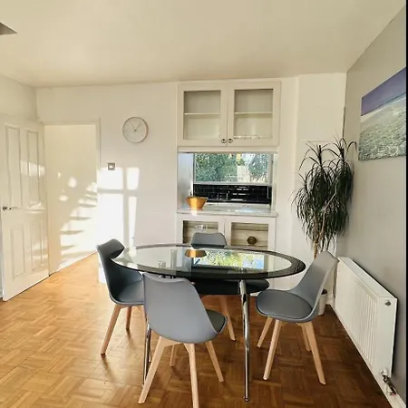 Leafy Sanctuary In Putney