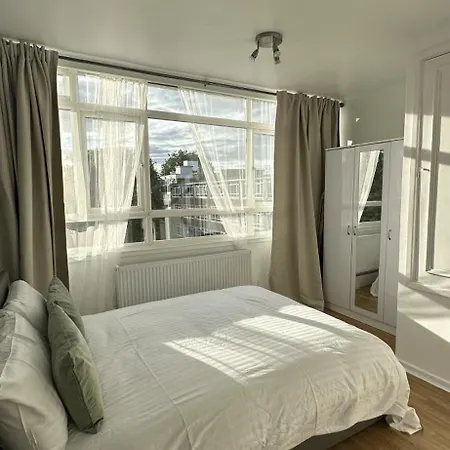 Leafy Sanctuary In Putney Apartment *