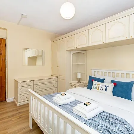 Ground Charming 3 Bedroom Flat With Private Garden Apartment *