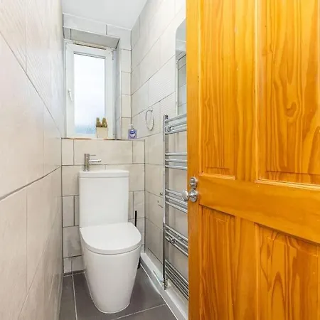 Ground Charming 3 Bedroom Flat With Private Garden * London