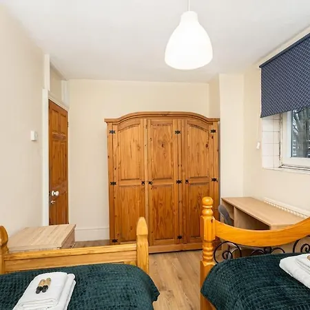 Apartment Ground Charming 3 Bedroom Flat With Private Garden *