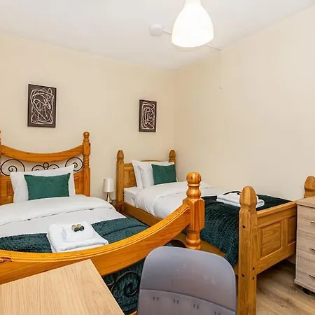 Ground Charming 3 Bedroom Flat With Private Garden London