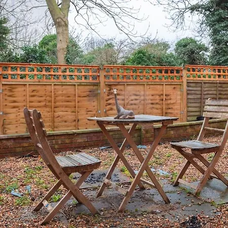 Ground Charming 3 Bedroom Flat With Private Garden Apartment