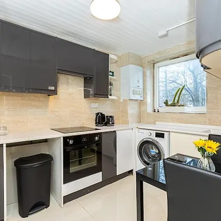 Ground Charming 3 Bedroom Flat With Private Garden Apartment *