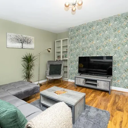 Apartment Ground Charming 3 Bedroom Flat With Private Garden *