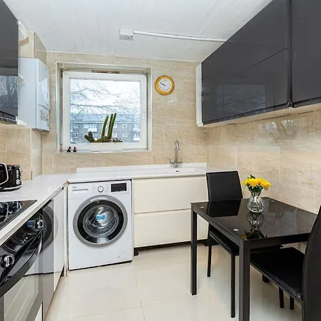 Ground Charming 3 Bedroom Flat With Private Garden London