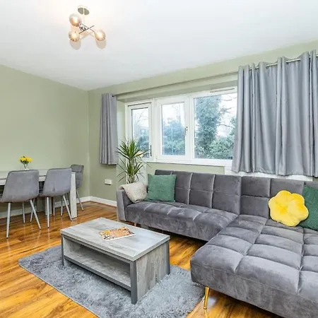 Apartment Ground Charming 3 Bedroom Flat With Private Garden *