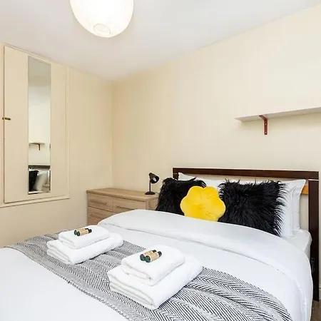 Ground Charming 3 Bedroom Flat With Private Garden London
