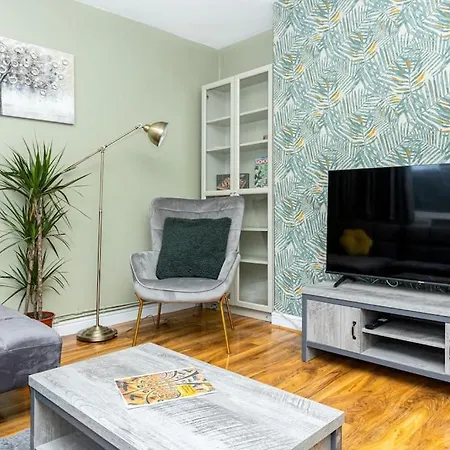 Ground Charming 3 Bedroom Flat With Private Garden