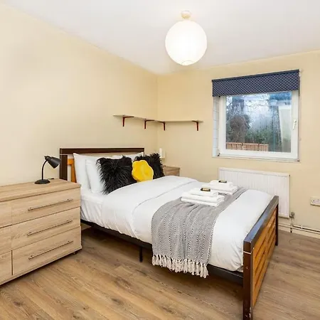 Apartment Ground Charming 3 Bedroom Flat With Private Garden *