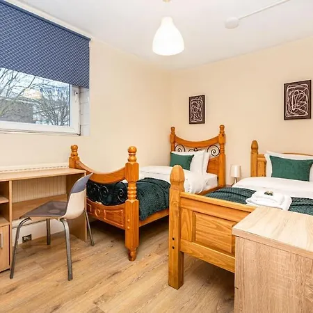 Ground Charming 3 Bedroom Flat With Private Garden London