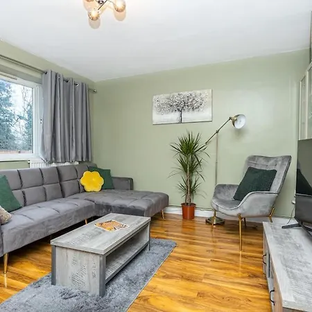 Ground Charming 3 Bedroom Flat With Private Garden Apartment