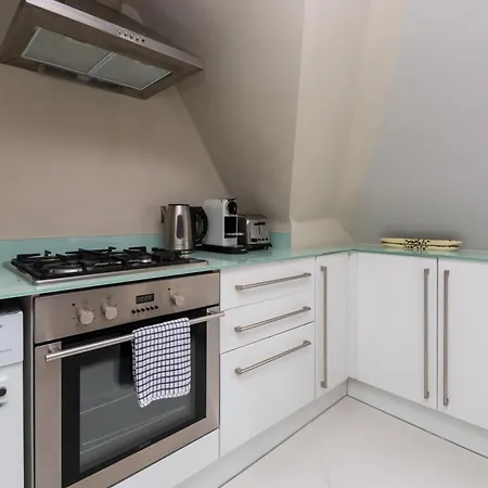 Modern Floor 2bd Flat - Kensington