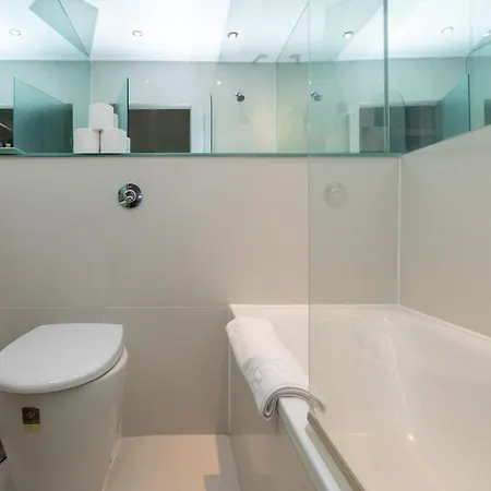 Modern Floor 2bd Flat - Kensington *