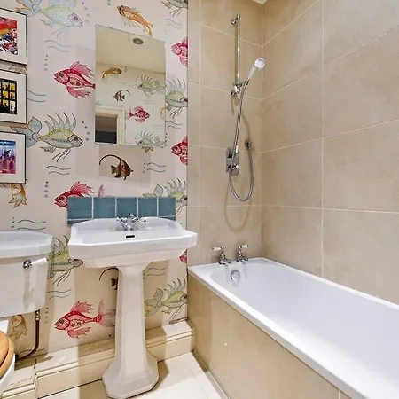 Delightful 3-bed Family Bayswater Holiday home London