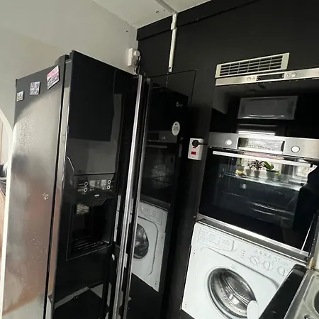 Apartment 2 Bedroom Flat In Zone 1 East With Parking London