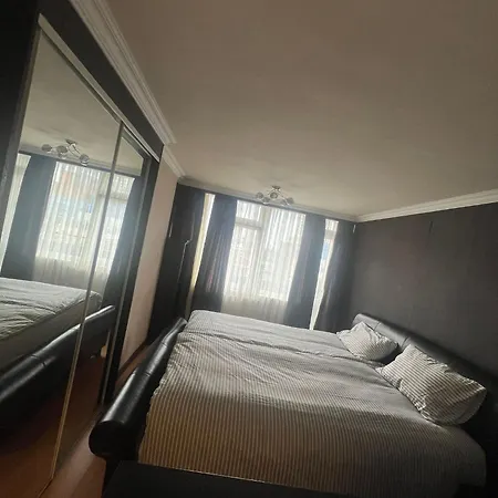 2 Bedroom Flat In Zone 1 East With Parking *