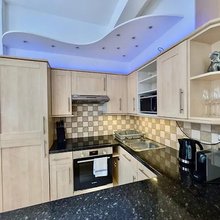 Stunning 2br Flat In דירה