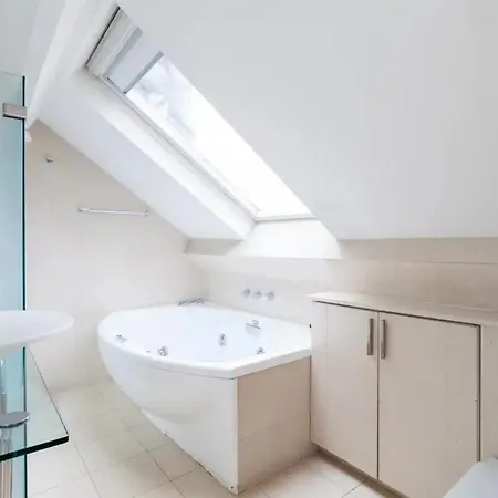 Knightsbridge 4th Floor Walk Up- Penthouse דירה *