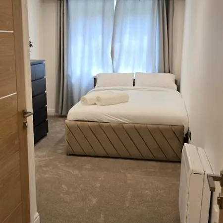 Cozy 2br, In A Gated Building Apartment *